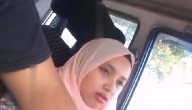 Nyusu Tetek Pacar Hijaber – Berawal Dari Dalam Mobil