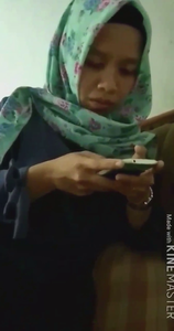 Genjot Ayang Hijab Di Ruang Tamu