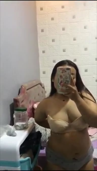 Janda Pirang Dimabuk Asmara