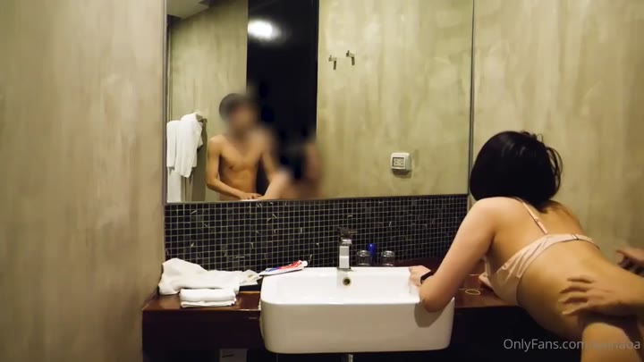 Cantik Di Kamar Mandi