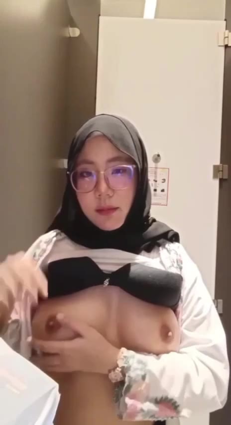 Ukthi Cantik Pamer Nenen